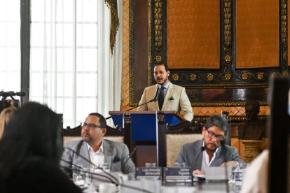 David Norero representó la defensa legal del alcalde en esta sesión extraordinaria que tramitó su archivada remoción.