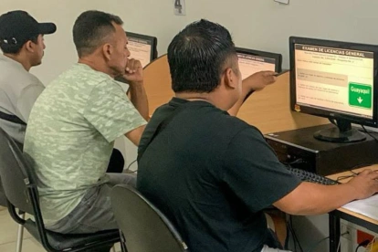 Para obtener el permiso de conducir se rinde un examen sobre las normas a cumplir en las vías.