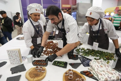 Estudiantes y docentes de la UIDE exponen en la feria preparaciones a base de chocolate.