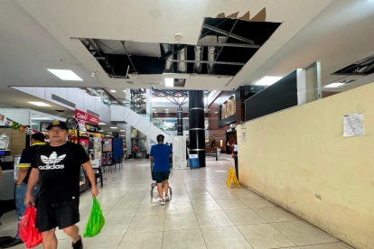 Deterioro. La falta de tumbado se observa en varias zonas del mercado, lo que incomoda al público.
