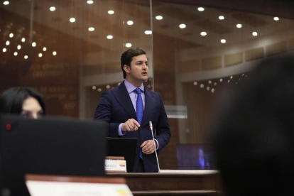 Esteban Torres asume la Presidencia de la Asamblea Nacional de forma temporal durante la licencia de maternidad de Mishel Mancheno.