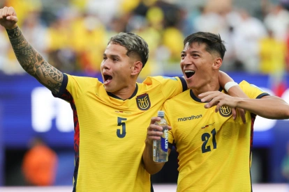 Jordy Alcívar (i) y Alan Franco, de Ecuador, en la celebración por el pase a 16avos de final del Mundial 2026.