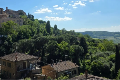 Montepulciano. Los pueblos de la Toscana se ubican en lo alto de las colinas, dando a sus visitantes una vista panorámica de los campos y viñedos.