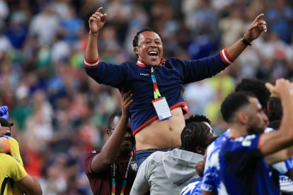 Jugadores celebraron con el entrenador de Cabo Verde, Bubista (c), al conseguir el pase a 16avos de final del Mundial 2026.