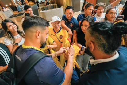 Mundial 2026: Hernán Galíndez, arquero, firma autógrafos a los seguidores de Ecuador, tras la victoria sobre Alemania.