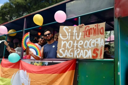 Con globos, carteles y banderas los participantes de la marcha del orgullo recorrieron las calles de Quito.