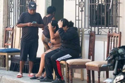 Familiares y vecinos llegaron al sitio tras el ataque que dejó un adolescente fallecido.