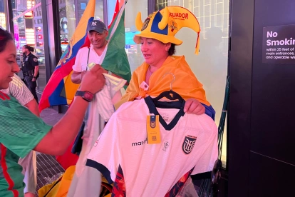 Comerciantes ecuatorianos en Times Square aprovechan la emoción por Ecuador en el Mundial 2026.