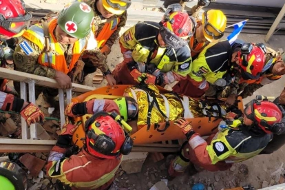 La mujer quedó atrapada bajo los escombros por más de 60 horas, en el sector de Playa Grande, en Venezuela.