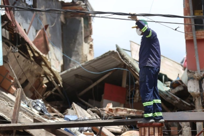 Un hombre trabaja en las tareas de levantamiento de escombros y rescate de víctimas en El Junquito, a las afueras de Caracas.
