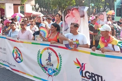 Miles de personas salieron a marchar por la avenida 9 de octubre.