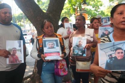 Familiares de los guardias desaparecidos en isla Puná han realizado plantones afuera de la Gobernación del Guayas para exigir que se acelere la búsqueda.