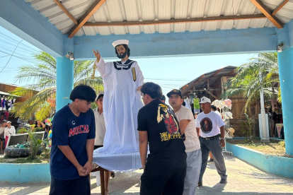 La imagen de San Pedro partió desde el balneario de Ayangue hasta la comuna que lleva el mismo nombre del santo