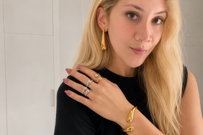 Entre aretes XL, brazaletes y anillos chunky, confirmé que no hace falta gastar una fortuna para elevar un look.