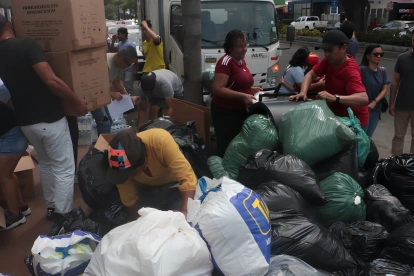 Venezolanos y guayaquileños se unieron para ayudar al país hermano tras el terremoto.
