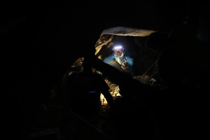 Personas realizan labores de búsqueda en una zona afectada por un terremoto este viernes, en La Guaira (Venezuela).