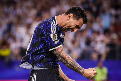 El astro argentino Lionel Messi celebra su sexto gol en la actual Copa del Mundo.