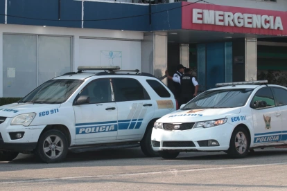 Personal de la Policía Nacional y Criminalística realizó las primeras pericias tras el hallazgo de un trabajador sin vida en una clínica del centro-sur de Guayaquil.