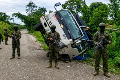 Operativos militares simultáneos dejaron decomisos de combustible, armas y droga en Lago Agrio y Huaquillas.