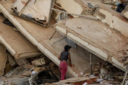 Los ciudadanos siguen buscando a sus familiares entre los escombros de los edificios y casas que se cayeron por los terremotos de Venezuela.