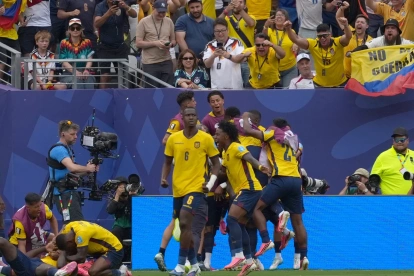 La celebración futbolística refleja unidad nacional, pero abre debate sobre su efecto en la atención a problemas del país.