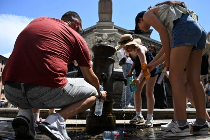 Las personas se hidratan constantemente en ciudades como Roma, una de las que enfrenta la histórica ola de calor, alentada por el cambio climático.