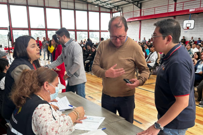 Iván Abril (i) actual concejal de Cuenca fue electo como precandidato para la Alcaldía de Cuenca durante la jorndada de primarias del Movimiento Amigo.