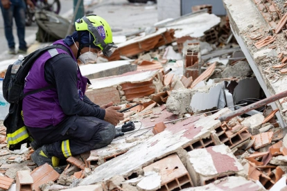 Los rescatistas siguen con sus tareas para encontrar más sobrevivientes de los terremotos, mientras el tiempo se agota.