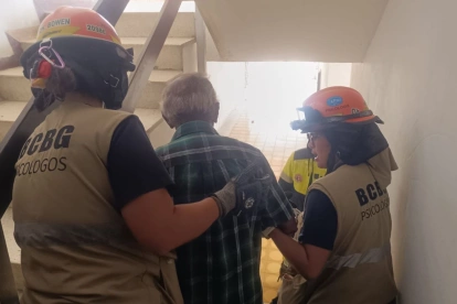 Las bomberas guayaquileñas brindaron asistencia psicológica a un adulto mayor que se negaba a abandonar el edificio donde vivía en Venezuela.