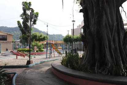 El parque de Miraflores está al ingreso de la ciudadela y es uno de los pocos espacios verdes que tiene la ciudadela, pese a estar rodeada del estero Salado y el cerro Paraíso.