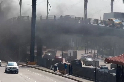 El cortocircuito bajo el puente generó congestión vehicular momentánea en el sector de la avenida de las Américas.