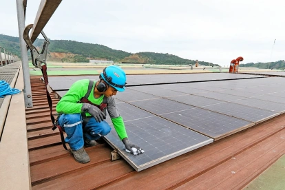 El techo de Kubiec cuenta con paneles fotovoltaicos que permiten generar un megavatio.