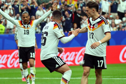 Deniz Undav de Alemania (C) celebra marcar el 6-1 con su compañero Florian Wirtz