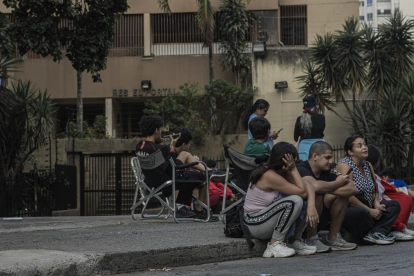 Personas esperan en la calle frente a un edificio residencial tras el sismo de magnitud 4,6 registrado este lunes en Caracas, Venezuela.