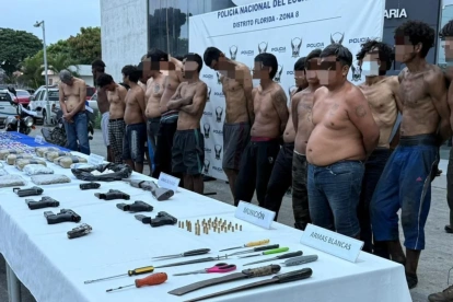 Las autoridades confirmaron que cinco de los aprehendidos registran antecedentes penales por delitos relacionados con tráfico de drogas y robo