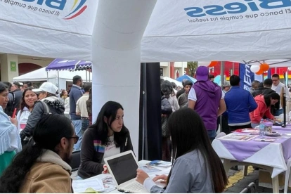 Personas piden asesoramiento para conocer las ofertas del BIESS.