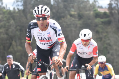 El ciclista ecuatoriano Jhonatan Narváez (i) participó en el Campeonato Nacional de Ruta, que tuvo lugar en Tulcán.