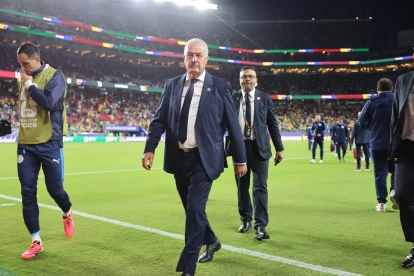 El seleccionador de Paraguay Gustavo Alfaro (c) sale del campo de juego este jueves, al finalizar un partido del grupo D del Mundial de la FIFA 2026 entre Paraguay y Australia en el estadio Levi's en Santa Clara, California.