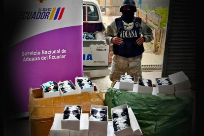 Las 2.221 gafas fueron encontradas en tres cartones durante un control en el peaje de Aloag.