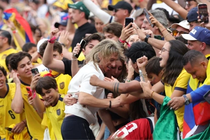 El entrenador de Ecuador, Sebastián Beccacece, celebra con su familia y los aficionados tras el triunfo 2-1 ante Alemania en el estadio MetLife de Nueva Jersey.