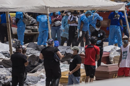 Equipos trabajan en la gestión de cuerpos tras el terremoto en Venezuela.