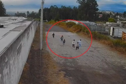 Una cámara grabó cómo escaparon tres menores del centro de protección.