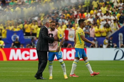 Carlo Ancelotti celebra la clasificación de Brasil con Neymar tras el triunfo agónico ante Japón en Houston.