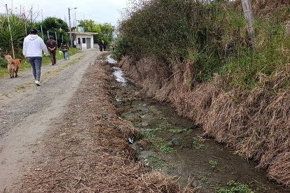 1. Efecto. Las aguas servidas provenientes de los pozos sépticos se infiltran en el suelo y causan mal olor.