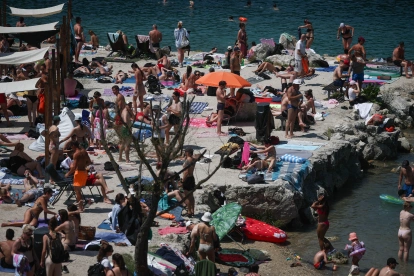Ciudadanos de Polonia aglomeran las piscinas públicas para mitigar la sensación de calor.