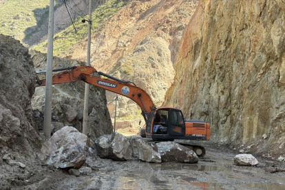 La vía Cuenca- Girón- Pasaje permanecerá cerrada por tres semanas más mientras se ejecutan tareas de limpieza.
