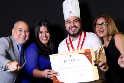 El periodista combina su trabajo en TV y radio con una nueva faceta dedicada a la cocina. Con Fernando Terranova, María Gabriela Carpio y Elizabeth Quiroz.