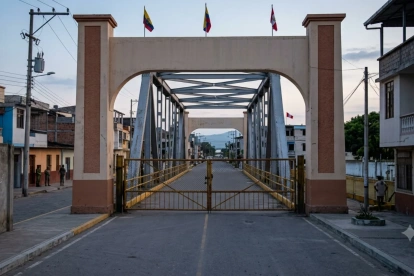 Referencial. El Puente Internacional de Macará completamente cerrado.