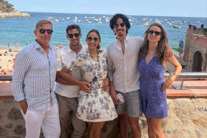 Bruce Hardeman encontró en su familia el mejor motivo para celebrar un año más de vida. Junto a sus hijos y a las parejas de ellos.