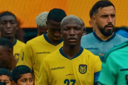 Jugadores de la Selección de Ecuador saliendo a la cancha.